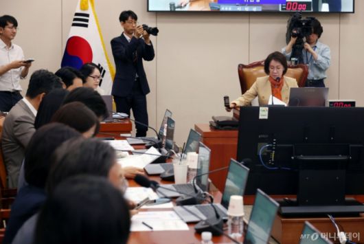[서울=뉴시스] 고승민 기자 = 12일 서울 여의도 국회에서 열린 제426회 국회(임시회) 여성가족위원회 제1차 전체회의에서 이인선 위원장이 회의를 주재하고 있다. 2025.06.12. kkssmm99@newsis.com /사진=고승민