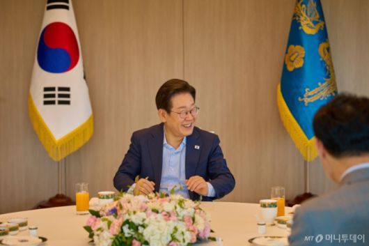 (서울=뉴스1) 허경 기자 = 이재명 대통령이 11일 서울 용산 대통령실 청사에서 조갑제 전 월간조선 편집장, 정규재 전 한국경제 주필과 언론인 오찬 회동을 하고 있다. (대통령실 제공. 재판매 및 DB 금지) 2025.7.11/뉴스1  Copyright (C) 뉴스1. All rights reserved. 무단 전재 및 재배포,  AI학습 이용 금지. /사진=(서울=뉴스1) 허경 기자