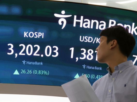 (서울=뉴스1) 황기선 기자 = 14일 오후 서울 중구 하나은행 본점 딜링룸 전광판에 증시 종가가 표시되고 있다.   이날 코스피 지수는 전 거래일 대비 26.26p(0.83%) 오른 3202.03, 코스닥 지수는 1.10p(0.14%) 내린 799.34로 장을 마감했다. 2025.7.14/뉴스1  Copyright (C) 뉴스1. All rights reserved. 무단 전재 및 재배포,  AI학습 이용 금지. /사진=(서울=뉴스1) 황기선 기자