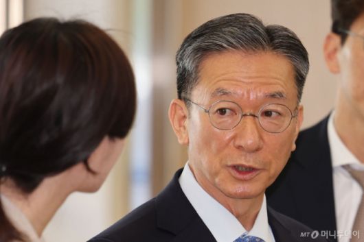 [서울=뉴시스] 권창회 기자 = 정성호 법무부장관 후보자가 1일 오전 서울 종로구 적선현대빌딩에 마련된 인사청문회 준비 집무실로 출근하며 취재진 질의에 답하고 있다. 2025.07.01. kch0523@newsis.com /사진=권창회