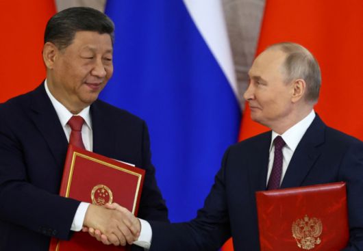 시진핑 중국 국가주석(왼쪽)이 블라디미르 푸틴 러시아 대통령과 5월8일(현지시간) 모스크바 크렘린궁에서 만나 양국 관계를 심화하는 내용의 공동성명을 채택한 뒤 악수를 나누고 있다. /로이터=뉴스1