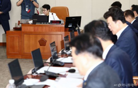 임이자 기획재정위원장이 15일 오전 서울 여의도 국회 기획재정위원회에서 열린 국세청장 후보자 인사청문회에서 의사봉을 두드리고 있다. 2025.7.15/뉴스1  Copyright (C) 뉴스1. All rights reserved. 무단 전재 및 재배포,  AI학습 이용 금지.