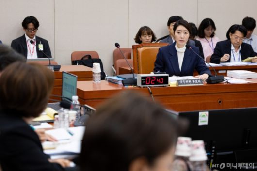 강선우 여성가족부 장관 후보자가 14일 서울 여의도 국회에서 열린 인사청문회에 출석해 의원 질의에 답하고 있다. 2025.7.14/뉴스1  Copyright (C) 뉴스1. All rights reserved. 무단 전재 및 재배포,  AI학습 이용 금지.