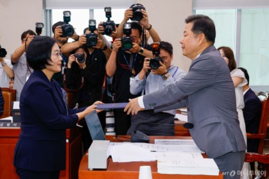 (서울=뉴스1) 안은나 기자 = 한성숙 중소벤처기업부 장관 후보자가 15일 오전 서울 여의도 국회 산업통산자원중소벤처기업위원회에서 열린 인사청문회에 출석해 선서문을 이철규 위원장에게 전달하고 있다. 2025.7.15/뉴스1  Copyright (C) 뉴스1. All rights reserved. 무단 전재 및 재배포,  AI학습 이용 금지. /사진=(서울=뉴스1) 안은나 기자