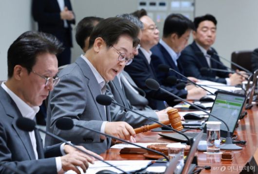 [서울=뉴시스] 최동준 기자 = 이재명 대통령이 15일 서울 용산 대통령실 청사에서 열린 국무회의에서 의사봉을 두드리며 개회 선언을 하고 있다. (대통령실통신사진기자단) 2025.07.15. photocdj@newsis.com /사진=최동준