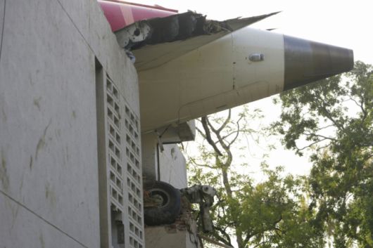 지난달 260명의 사망자가 발생한 에어인디아 항공기 추락 사고와 관련해 여객기 기장의 '자살 비행' 가능성이 떠올랐다./AP=뉴시스