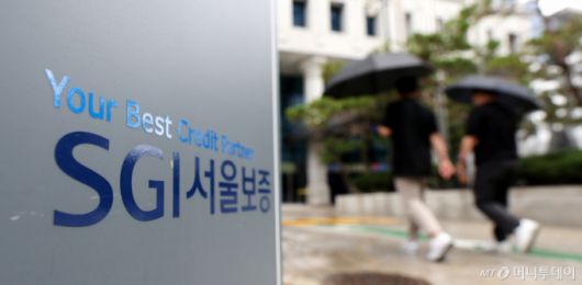 (서울=뉴스1) 박지혜 기자 = 해커가 컴퓨터를 해킹한 뒤 돈을 요구하는 '랜섬웨어' 공격을 당한 SGI서울보증 정상화에 시간이 걸릴 전망이다. SGI서울보증은 현재 감염되지 않은 일부 데이터를 이용해, 최근 거래를 복구 중이다.  이번 사태로 차질이 발생한 전세대출 등 은행권 대출 업무는 전날과 같이 '선 대출 실행, 후 보증' 형태로 진행된다. 금융감독원은 "소비자 피해를 최소화할 수 있도록 최선을 다하겠다"고 밝혔다.  사진은 15일 서울 종로구 SGI서울보증 본사 모습. 2025.7.15/뉴스1  Copyright (C) 뉴스1. All rights reserved. 무단 전재 및 재배포,  AI학습 이용 금지. /사진=(서울=뉴스1) 박지혜 기자