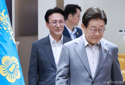 [서울=뉴시스] 최동준 기자 = 이재명 대통령이 15일 서울 용산 대통령실 청사에서 열린 국무회의에 입장하고 있다. (대통령실통신사진기자단) 2025.07.15. photocdj@newsis.com /사진=최동준