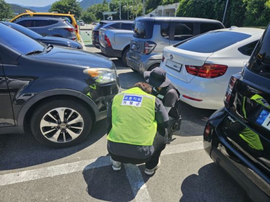 합동단속반이 불법 튜닝 여부를 조사하고 있다.  /사진제공=가평군