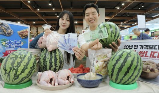 이마트가 초복 할인 행사 핵심 상품인 삼계탕용 영계 생닭 두 마리 가격을 하루 만에 3980원에서 3580원으로 더 낮추기로 했다. /사진제공=이마트