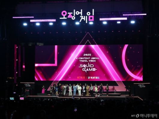 황동혁 감독이 지난 6월28일 오후 서울광장에서 열린 오징어 게임 시즌3 글로벌 피날레 무대인사에서 출연배우들과 포즈를 취하고 있다. /사진=뉴스1