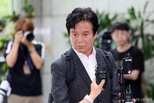 [서울=뉴시스] 김선웅 기자 = 김영훈 고용노동부 장관 후보자가 24일 서울 중구 서울지방고용노동청에 마련된 인사청문회 준비 사무실로 출근하며 취재진과 질의응답을 하고 있다. 2025.06.24. mangusta@newsis.com /사진=김선웅