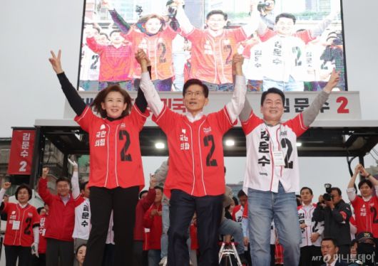 (서울=뉴스1) 김민지 기자 = 김문수 국민의힘 대통령 후보가 19일 서울 중구 서울역 광장에서 나경원, 안철수 의원의 손을 맞잡고 유세를 하고 있다. (공동취재) 2025.5.19/뉴스1  Copyright (C) 뉴스1. All rights reserved. 무단 전재 및 재배포,  AI학습 이용 금지. /사진=(서울=뉴스1) 김민지 기자