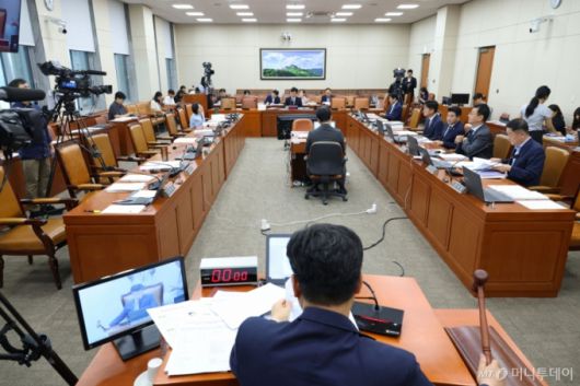 (서울=뉴스1) 이광호 기자 = 16일 오전 서울 여의도 국회 환경노동위원회 전체회의장에서 열린 김영훈 고용노동부 장관 후보자 인사청문회에서 국민의힘 의원들이 퇴장해 자리가 비어있다.  이날 국민의힘 의원들은 김 후보자가 "북한은 주적이 아니라고 정동영 통일부 장관 후보자도 말씀하셨다. 거기에 동의한다"고 답한것과 관련해 북한에 대한 인식을 명확히 정리해 소명해야 한다고 주장하며 청문회장을 퇴장했다. 2025.7.16/뉴스1  Copyright (C) 뉴스1. All rights reserved. 무단 전재 및 재배포,  AI학습 이용 금지.