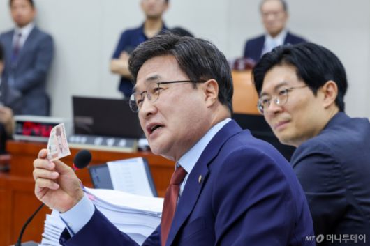 (서울=뉴스1) 안은나 기자 = 김대식 국민의힘 의원이 16일 오전 서울 여의도 국회 교육위원회에서 열린 이진숙 사회부총리 겸 교육부 장관 후보자 인사청문회에서 질의 중 율곡 이이 도안이 새겨진 5천원권 지폐를 든채 질의하고 있다. 2025.7.16/뉴스1  Copyright (C) 뉴스1. All rights reserved. 무단 전재 및 재배포,  AI학습 이용 금지. /사진=(서울=뉴스1) 안은나 기자