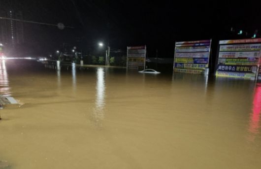 서산 성연면 오사3거리 한 아파트 단지 앞 침수 현장/사진=뉴스1
