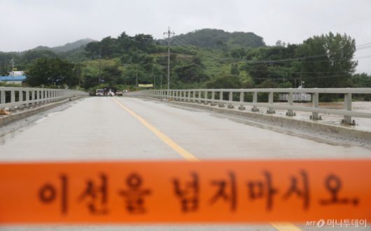 [청주=뉴시스] 서주영 기자 = 집중 호우가 내려진 17일 미호강 수위가 올라가면서 충북 청주시 환희교 지점에 홍수경보가 발효돼 출입이 통제되고 있다. 2025.07.17. juyeong@newsis.com /사진=서주영