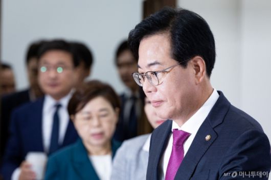 (서울=뉴스1) 유승관 기자 = 송언석 국민의힘 비상대책위원장 겸 원내대표가 17일 서울 여의도 국회에서 열린 비상대책위원회의에 참석하고 있다. 2025.7.17/뉴스1  Copyright (C) 뉴스1. All rights reserved. 무단 전재 및 재배포,  AI학습 이용 금지. /사진=(서울=뉴스1) 유승관 기자