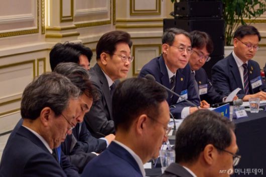 (서울=뉴스1) 이재명 기자 = 이재명 대통령이 지난 16일 청와대 영빈관에서 열린 ‘기억과 위로, 치유의 대화’ 사회적 참사 유가족 간담회에서 발언을 하고 있다. (대통령실 제공. 재판매 및 DB 금지) 2025.7.17/뉴스1  Copyright (C) 뉴스1. All rights reserved. 무단 전재 및 재배포,  AI학습 이용 금지. /사진=(서울=뉴스1) 이재명 기자