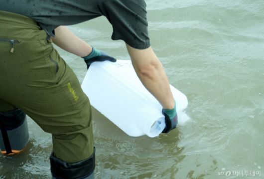 원자력안전위원회가 4일 최근 제기되는 북한 평산 우라늄 정련공장 폐수 문제와 관련해 시료 채취를 위해 한국원자력안전기술원(KINS) 전문가들을 강화도 현장에 파견했다고 밝혔다. 사진은 이날 강화도에서 한국원자력안전기술원 전문가가 시료 채취하고 있는 모습. /사진=뉴스1(원자력안전위원회 제공)
