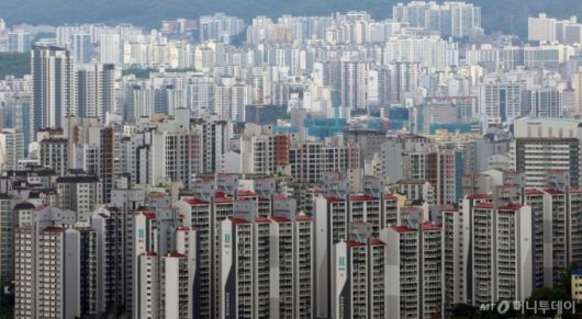 (서울=뉴스1) 김명섭 기자 = 서울 민간 아파트 분양 가격이 3.3㎡(평)당 약 4천608만원으로 오른 것으로 나타났다. 주택도시보증공사(HUG)가 공개한 6월 말 기준 '민간아파트 분양가격 동향'에 따르면 서울의 ㎡당 평균 분양가는 1천393만9천원으로 전년 동월 대비 9.97% 상승했다. 사진은 15일 서울 남산에서 바라본 아파트 모습. 2025.7.15/뉴스1  Copyright (C) 뉴스1. All rights reserved. 무단 전재 및 재배포,  AI학습 이용 금지. /사진=(서울=뉴스1) 김명섭 기자