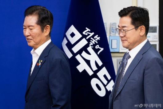 (서울=뉴스1) 유승관 기자 = 정청래(왼쪽), 박찬대 더불어민주당 당대표 후보가 15일 서울 여의도 국회에서 열린 당대표 및 최고위원 후보 공명선거실천서약식에 참석하고 있다. 2025.7.15/뉴스1  Copyright (C) 뉴스1. All rights reserved. 무단 전재 및 재배포,  AI학습 이용 금지. /사진=(서울=뉴스1) 유승관 기자