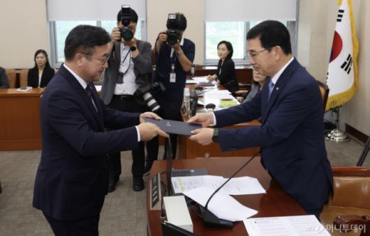 [서울=뉴시스] 조성봉 기자 = 윤호중 행정안전부 장관 후보자가 18일 서울 여의도 국회 행정안전위원회에서 열린 인사청문회에서 신정훈 행안위원장에게 선서문을 제출하고 있다. 2025.07.18.