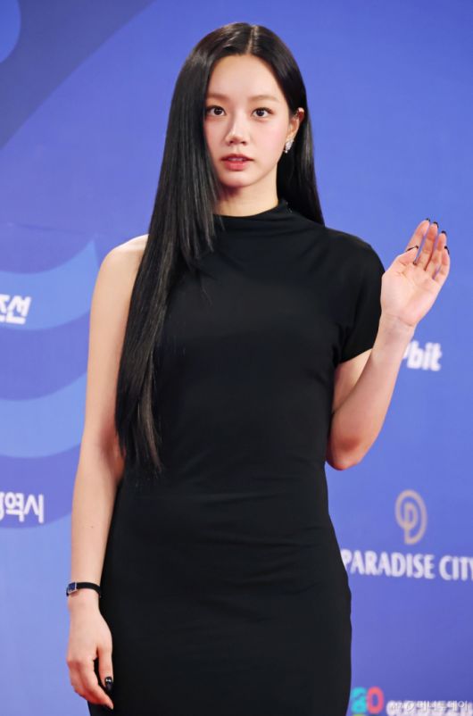 배우 이혜리가 18일 오후 인천광역시 중구 파라다이스시티 크로마에서 진행된 제4회 청룡시리즈어워즈 레드카펫 & 포토월 행사에 참석해 포즈를 취하고 있다. /2025.07.18 /사진=이동훈 photoguy@
