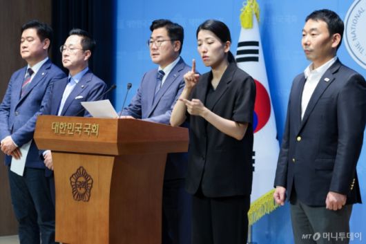 (서울=뉴스1) 안은나 기자 = 박찬대 더불어민주당 당대표 후보가 17일 오후 서울 여의도 국회 소통관에서 12·3 비상계엄 피의자들을 불러세워 ‘제2의 5공 청문회’(내란 청문회)를 추진하겠다며 기자회견을 하고 있다. 왼쪽부터 윤종군, 박성준, 박찬대, 김용민. 2025.7.17/뉴스1  Copyright (C) 뉴스1. All rights reserved. 무단 전재 및 재배포,  AI학습 이용 금지. /사진=(서울=뉴스1) 안은나 기자