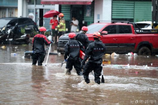 (대구=뉴스1) 공정식 기자 = 17일 오후 대구 북구 노곡동 마을이 집중호우에 침수돼 119구조대가 주민 구조와 수색을 위해 마을로 들어가고 있다.  이곳은 2010년 7월 폭우로 70여 가구가 물에 잠기고 차량 110여 대가 침수 피해를 봤다. 이어 한 달 뒤 또다시 집중호우로 저지대에 물이 차면서 건물 60여 채와 차량 30여 대가 물에 잠겼다.  노곡동 주민들은 "침수를 막기 위해 만든 배수펌프장이 오히려 수해를 불렀다"며 반복되는 인재에 분통을 터뜨렸다. 2025.7.17/뉴스1  Copyright (C) 뉴스1. All rights reserved. 무단 전재 및 재배포,  AI학습 이용 금지. /사진=(대구=뉴스1) 공정식 기자