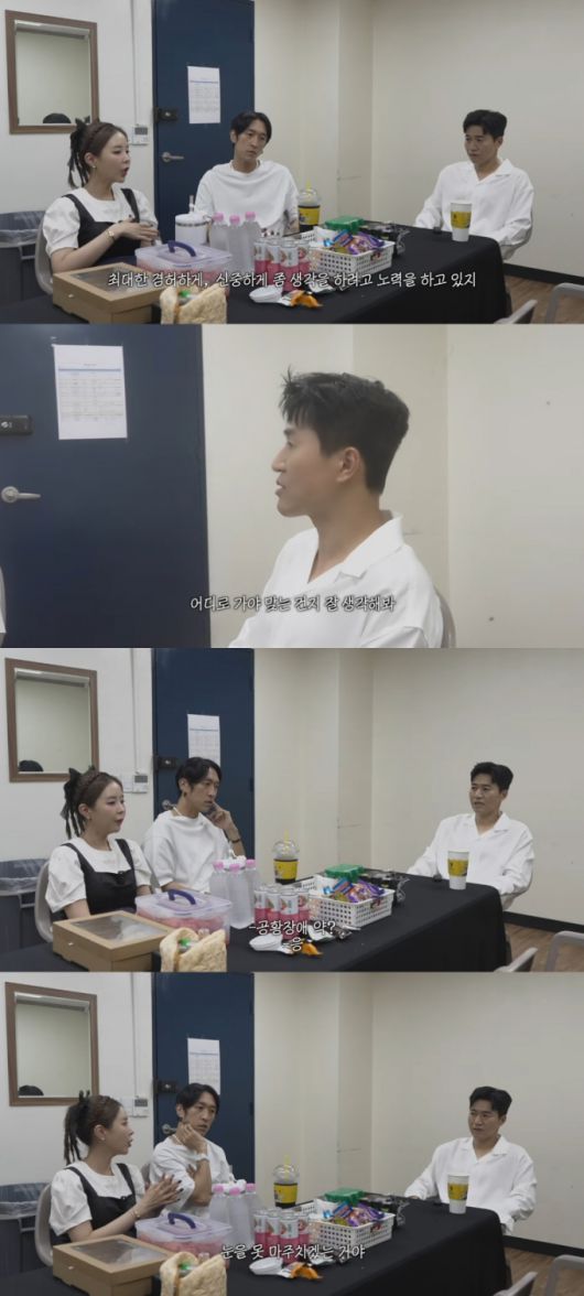 그룹 코요태 멤버 신지(43)가 예비 신랑인 가수 문원(36)을 둘러싼 논란에 대해 심경을 밝혔다.