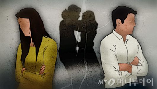 폭력 휘두르던 아내의 암 진단에 남편은 헌신적으로 간병했으나, 아내가 완치 후 불륜을 저질러 이혼에 이르렀다는 사연이 전해졌다./삽화=임종철 디자이너