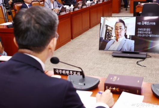 정성호 법무부 장관 후보자가 16일 오전 서울 여의도 국회 법제사법위원회에서 열린 법무부 장관 후보자 인사청문회에서 김건희 여사의 집사로 알려진 김예성 씨의 사진을 보고 있다. /사진=뉴스1