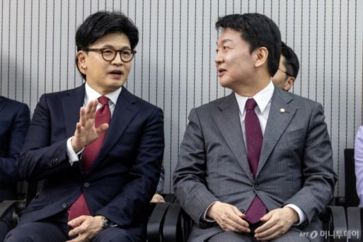 [서울=뉴시스] 국회사진기자단= 제21대 대통령후보자 국민의힘 3차 경선 진출자를 발표하는 29일 오후 서울 여의도 국민의힘 중앙당사에서 한동훈,  안철수 후보가 대화하고 있다. 2025.04.29.photo@newsis.com /사진=