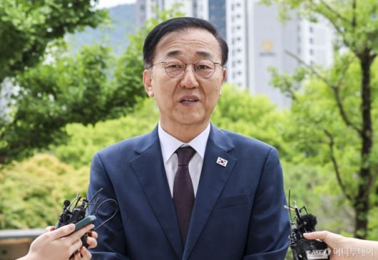 [과천=뉴시스] 권창회 기자 = 김윤덕 국토교통부 장관 후보자가 15일 오전 경기 과천시 정부과천청사로 출근하며 취재진 질의에 답하고 있다. 2025.07.15. kch0523@newsis.com /사진=권창회