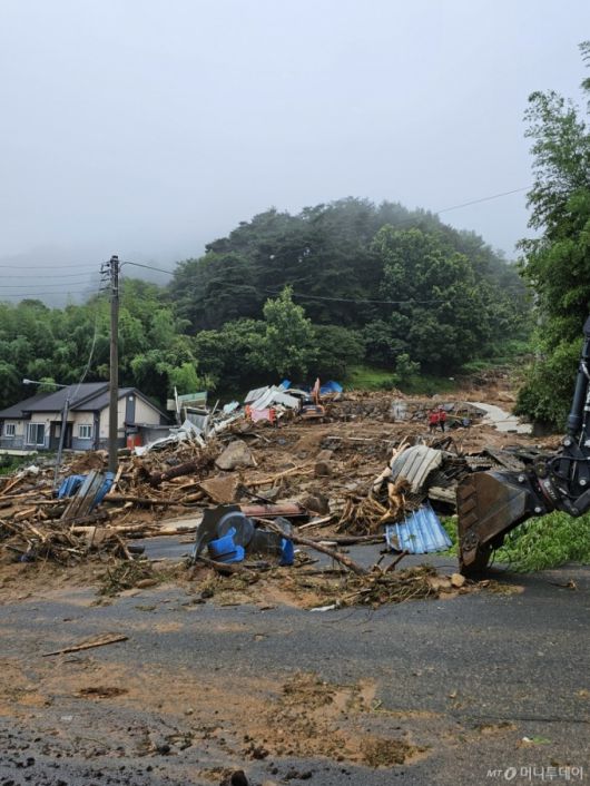 (산청=뉴스1) 한송학 기자 = 20일 오전 경남 산청군 산청읍 부리 산사태 현장에서 소방대원 등 관계자들이 실종자 수색 작업을 하고 있다.  2025.7.20/뉴스1  Copyright (C) 뉴스1. All rights reserved. 무단 전재 및 재배포,  AI학습 이용 금지. /사진=(산청=뉴스1) 한송학 기자