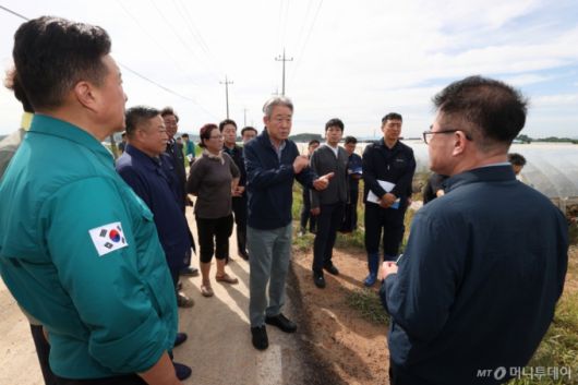 농협중앙회 강호동 회장이 폭우로 큰 피해를 입은 충남 예산·아산 및 경남 합천·산청의 피해현장을 찾아 신속한 피해 복구작업을 약속하고 있다./사진=농협중앙회