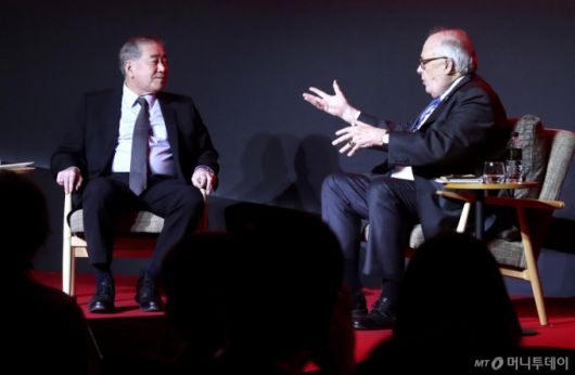 문정인 대통령 외교안보특보와 에드윈 퓰러 헤리티지재단 창립자가 19일 오전 서울 여의도 콘래드호텔에서 열린 머니투데이미디어 글로벌 콘퍼런스 '2018 키플랫폼(K.E.Y. PLATFORM 2018)'에서 특별대담하고 있다. /사진=홍봉진기자 honggga@