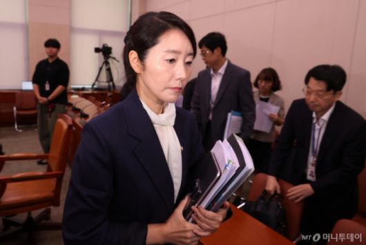 [서울=뉴시스] 조성봉 기자 = 강선우 여성가족부 장관 후보자가 14일 오전 서울 여의도 국회에서 열린 여성가족위원회의 인사청문회에서 정회가 되자 회의장을 나서고 있다.  2025.07.14. suncho21@newsis.com /사진=조성봉