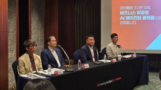 18일 롯데 쇼케이스에 이어 기자간담회가 진행됐다. 왼쪽부터 김경장 롯데이노베이트 전략기획부문장, 박종남 롯데지주 AI/DT 혁신 TF 상무, 김경엽 롯데이노베이트 대표이사, 오현식 롯데이노베이트 AI 테크랩 실장./사진제공=롯데이노베이트