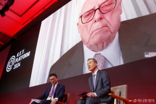 홍선근 머니투데이 회장이 헤리티지재단 에드윈 퓰너 설립자, 앤소니 킴 리서치 매니저&편집자와 25일 영등포구 콘래드서울에서 진행된 '2024 키플랫폼' 총회에서 '미국 대선 이후 펼쳐질 새로운 시공(時空)의 이온화'에 대해 특별대담을 하고 있다. /사진=이기범