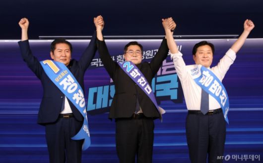 [서울=뉴시스] 김금보 기자 = 더불어민주당 정청래(왼쪽부터), 박찬대 당대표 후보, 황명선 최고위원 후보가 20일 서울 여의도 더불어민주당 당사에서 열린 당대표 및 최고위원 선출을 위한 영남권 합동연설회에서 기념촬영을 하고 있다. 2025.07.20. kgb@newsis.com /사진=김금보