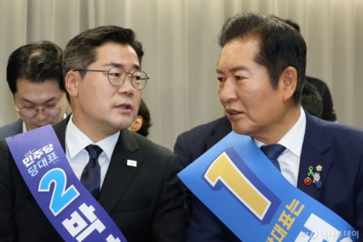 (서울=뉴스1) 이광호 기자 = 더불어민주당 정청래(오른쪽), 박찬대 당대표 후보가 20일 오후 서울 여의도 중앙당사에서 열린 '당대표 및 최고위원 선출을 위한 영남권 합동연설회'에서 대화하고 있다. 2025.7.20/뉴스1  Copyright (C) 뉴스1. All rights reserved. 무단 전재 및 재배포,  AI학습 이용 금지. /사진=(서울=뉴스1) 이광호 기자