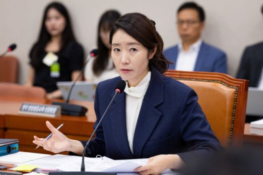 강선우 여성가족부 장관 후보자가 14일 서울 여의도 국회에서 열린 인사청문회에 출석해 의원 질의에 답하고 있다. /사진=뉴스1.