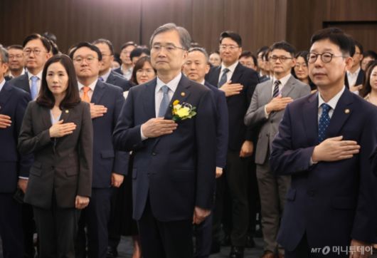 조현 외교부 장관이 21일 서울 종로구 외교부 서희홀에서 열린 취임식에서 국기에 경례하고 있다. / 사진=뉴스1