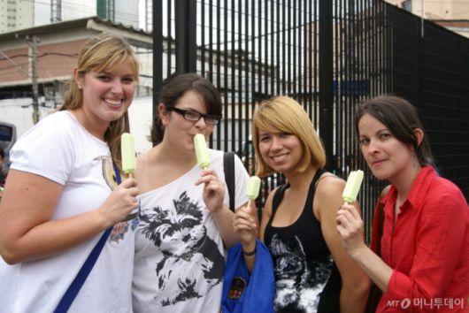 메로나를 먹고 있는 브라질 국민들/사진=뉴스1