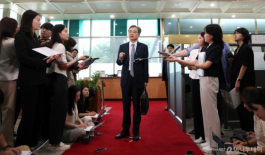 조현 외교부 장관이 21일 오전 서울 종로구 외교부 청사로 첫 출근하며 취재진의 질문에 답하고 있다. / 사진=뉴스1