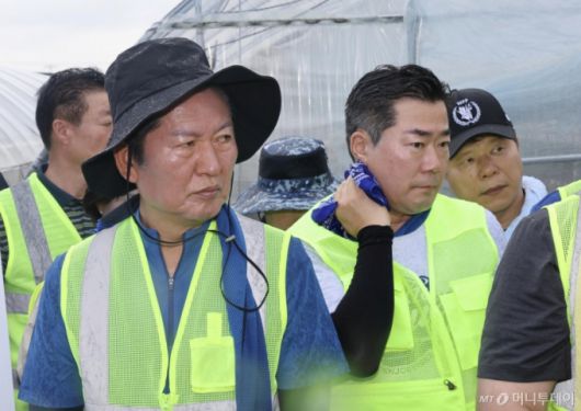 [예산=뉴시스] 김명년 기자 = 정청래, 박찬대 더불어민주당 당대표 후보가 21일 충남 예산군 신안면 조곡리 수해복구 현장에서 최재구 예산군수로부터 피해 현황을 듣고 있다. 2025.07.21. kmn@newsis.com /사진=김명년