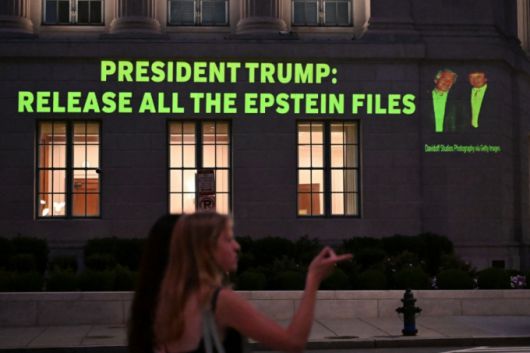 지난 18일(현지시간) 미국 워싱턴DC 백악관 맞은편 미국 상공회의소 건물에 미성년자 성착취 의혹으로 수감됐다 사망한 제프리 엡스타인과 관련된 모든 수사 파일을 공개하라고 요구하는 메시지가 투사되고 있다. /AFPBBNews=뉴스1