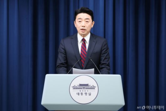 (서울=뉴스1) 허경 기자 = 강훈식 대통령 비서실장이 24일 서울 용산 대통령실 청사에서 대통령 주재 수석보좌관 회의 관련 브리핑을 하고 있다. 2025.7.24/뉴스1  Copyright (C) 뉴스1. All rights reserved. 무단 전재 및 재배포,  AI학습 이용 금지. /사진=(서울=뉴스1) 허경 기자